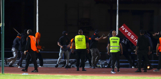 Κύπρος: «Χάος» στο παιχνίδι του Απόλλωνα με τον ΑΠΟΕΛ – Εισβολή οπαδών και άγριο ξύλο (βίντεο-φωτο)