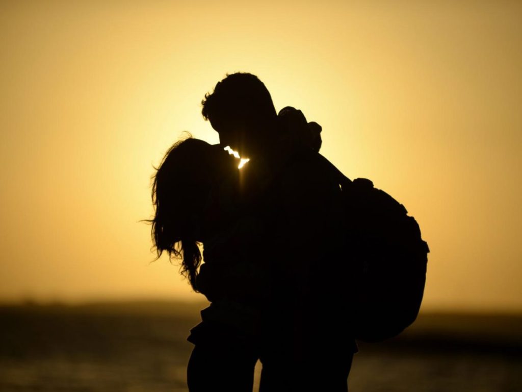 Αυτές είναι οι βασικές διαφορές ανάμεσα σε έναν άντρα που μπορεί να δεσμευτεί και έναν που δυσκολεύεται