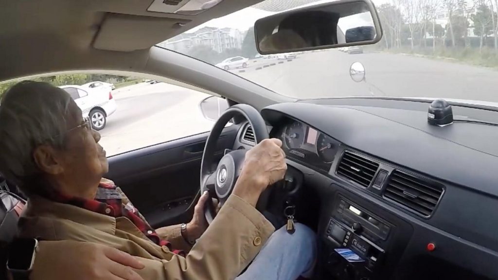 Ποτέ δεν είναι αργά: 95χρονος παίρνει για πρώτη φορά δίπλωμα οδήγησης (φωτό)