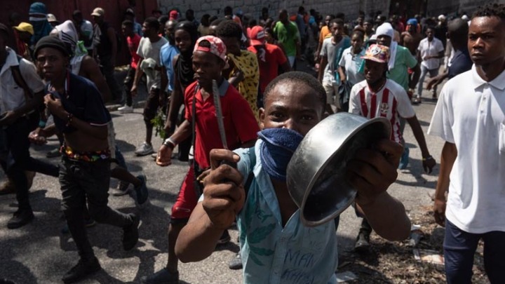 Αϊτή: Δημοσιογράφος έχασε τη ζωή του σε διαδήλωση με αίτημα την απελευθέρωση συναδέλφου του