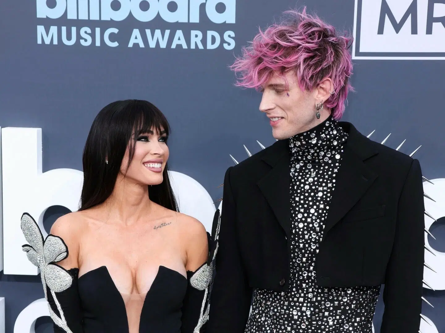 Halloween: Η Μ.Fox «ντύθηκε» Pamela Anderson και ο Machine Gun σνίφαρε «κοκαΐνη» από το στήθος της (φωτο)