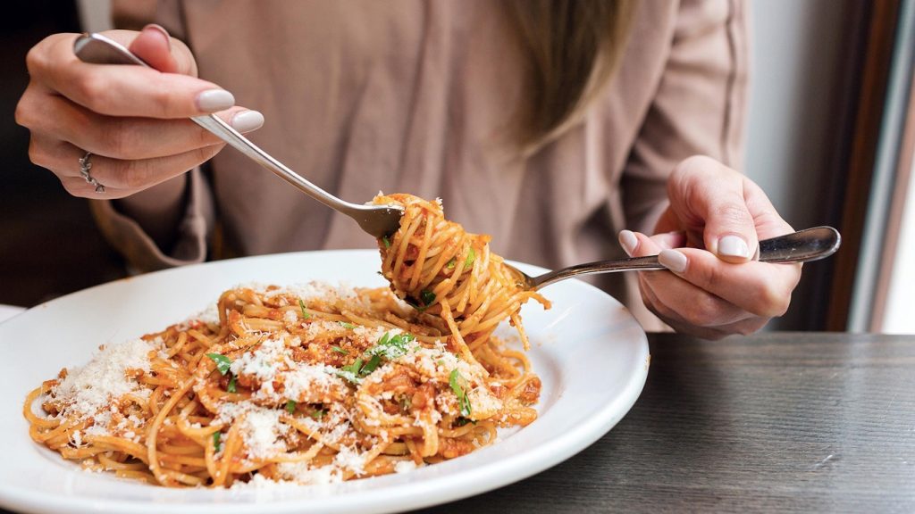 Μαγειρεύοντας στην εποχή των social media – Απλές και οικονομικές συμβουλές (βίντεο)