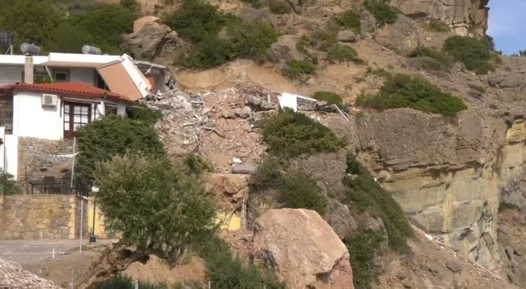 Φονική κατολίσθηση στην Ιεράπετρα:  Η στιγμή που μεταφέρουν τη 47χρονη μητέρα νεκρή – Τι είπε ο σύζυγος της (βίντεο)