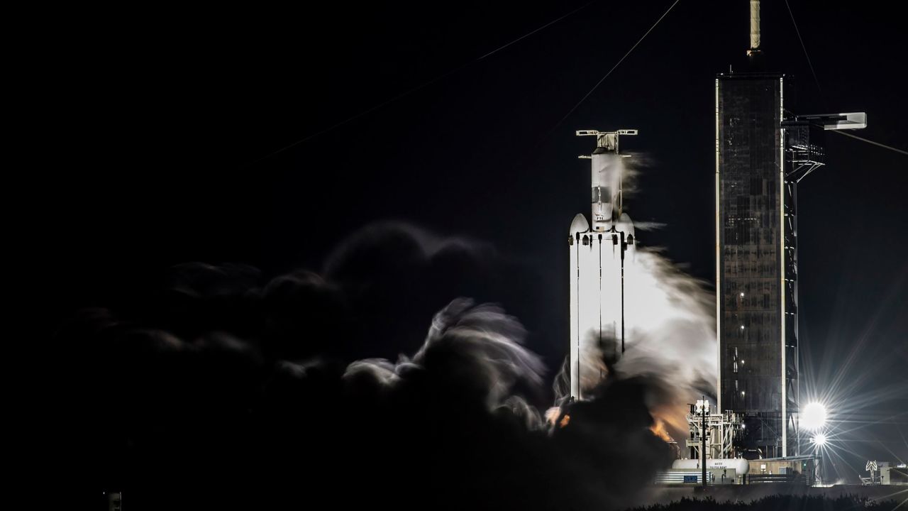 Η SpaceX εκτόξευσε τον πανίσχυρο πύραυλο Falcon Heavy για πρώτη φορά μετά το 2019 (βίντεο)