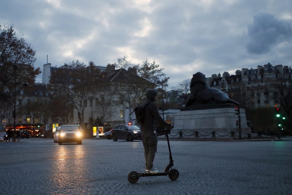 Γαλλία: Νεαρός βγήκε να πάει ταξίδι στην εθνική με… ηλεκτρικό πατίνι (φωτο)