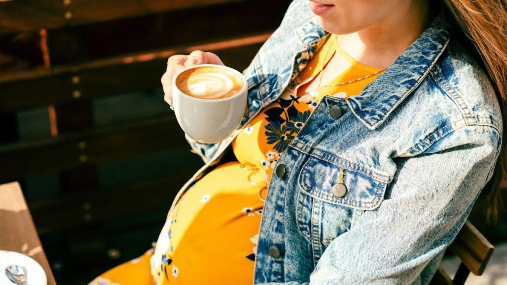 Πώς ο καφές στην εγκυμοσύνη επηρεάζει το ύψος του παιδιού