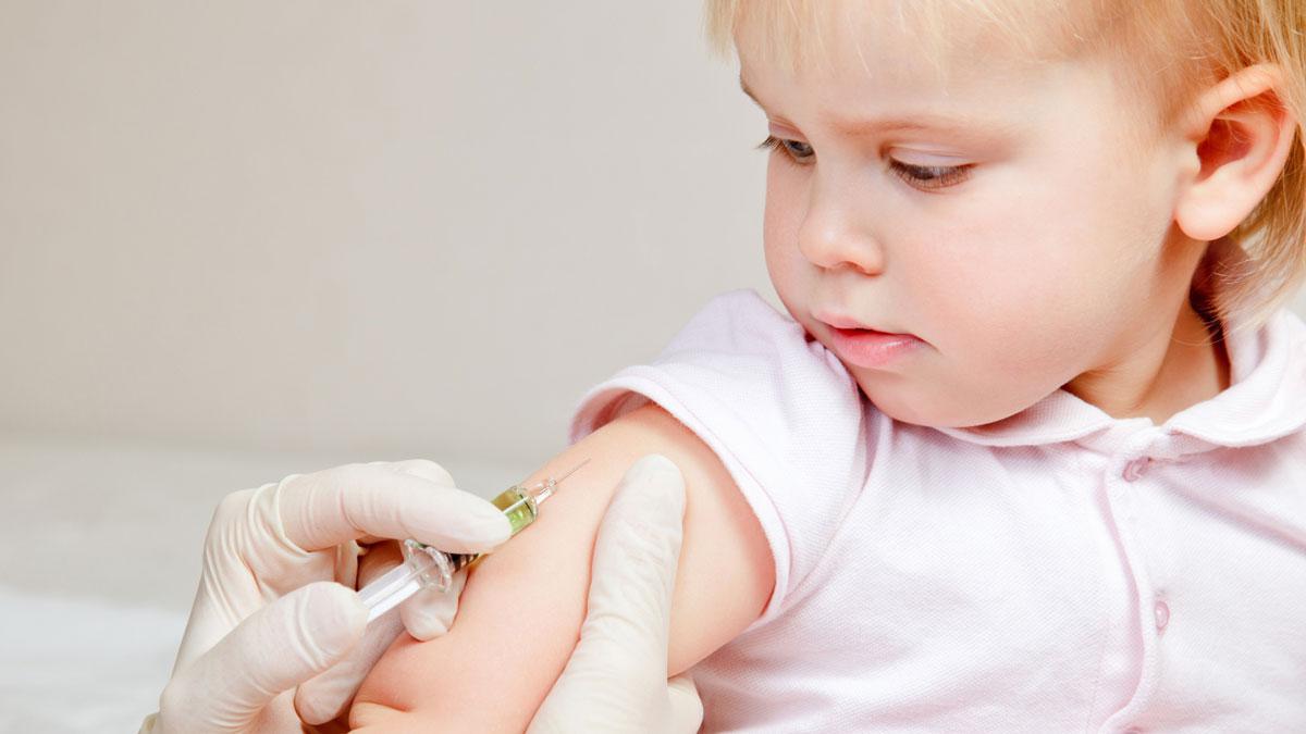 Η κυβέρνηση «συστήνει» να εμβολιαστούν κατά Covid-19 μωρά 6 μηνών και παιδιά μέχρι τη νηπιακή ηλικία των 4 ετών