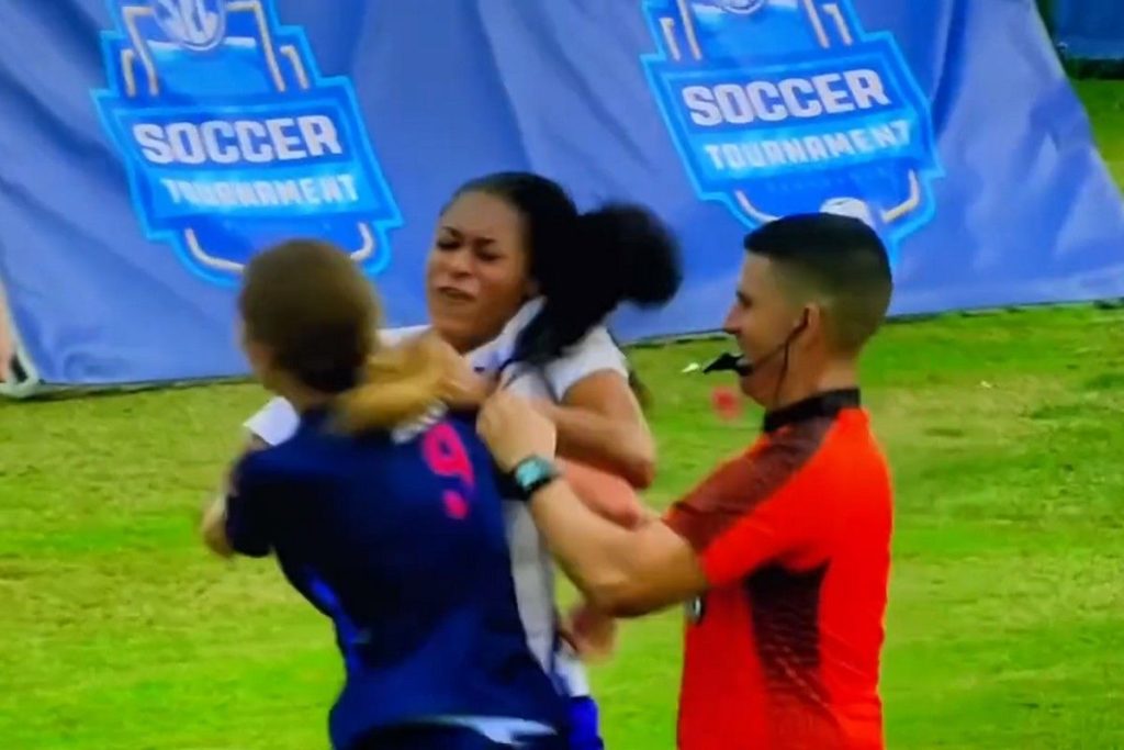 Χαστούκια και μαλλιοτραβήγματα σε αγώνα ποδοσφαίρου γυναικών (βίντεο)