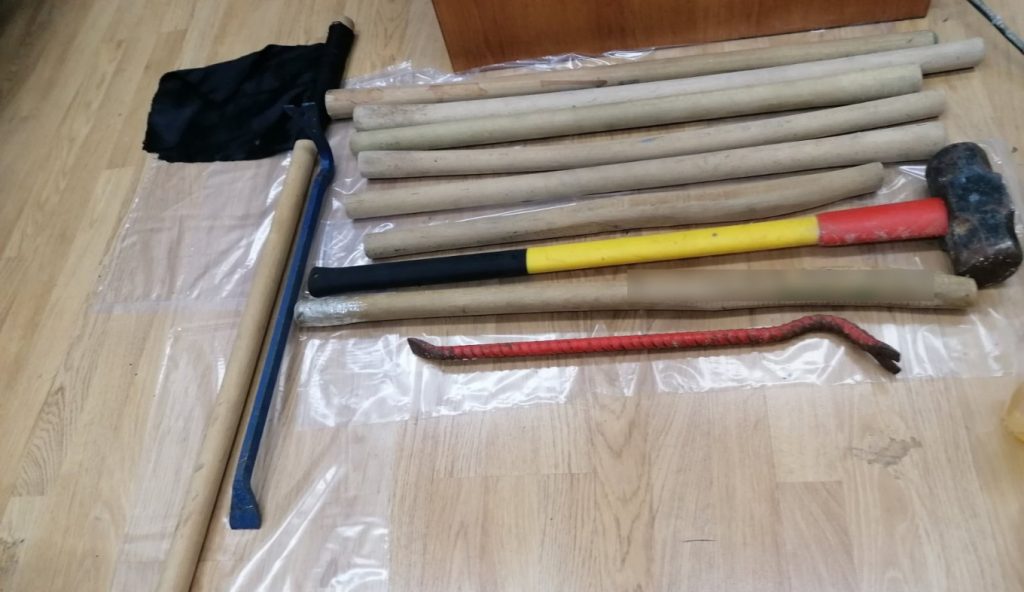 Αστυνομική επιχείρηση σε αποθήκη του ΕΜΠ: Βρέθηκαν μολότοφ, στειλιάρια και βαριοπούλες (φωτό-βίντεο)