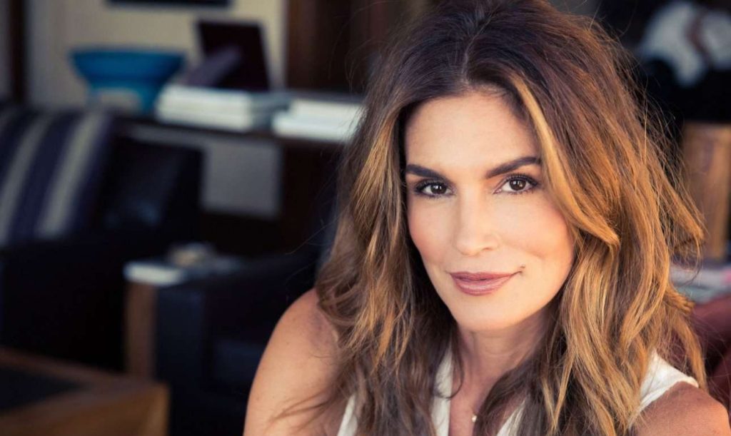 Σίντι Κρόφορντ: Ποζάρει με εσώρουχα στο κρεβάτι και είναι πιο σέξι από ποτέ στα 56 της (φωτο)