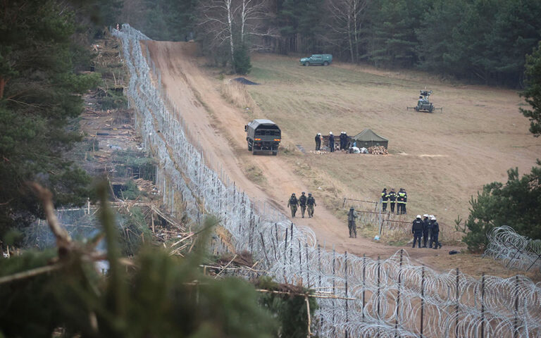 Οι Πολωνοί κατασκευάζουν φράκτη με αγκαθωτό συρματόπλεγμα στα σύνορα με το ρωσικό Καλίνινγκραντ