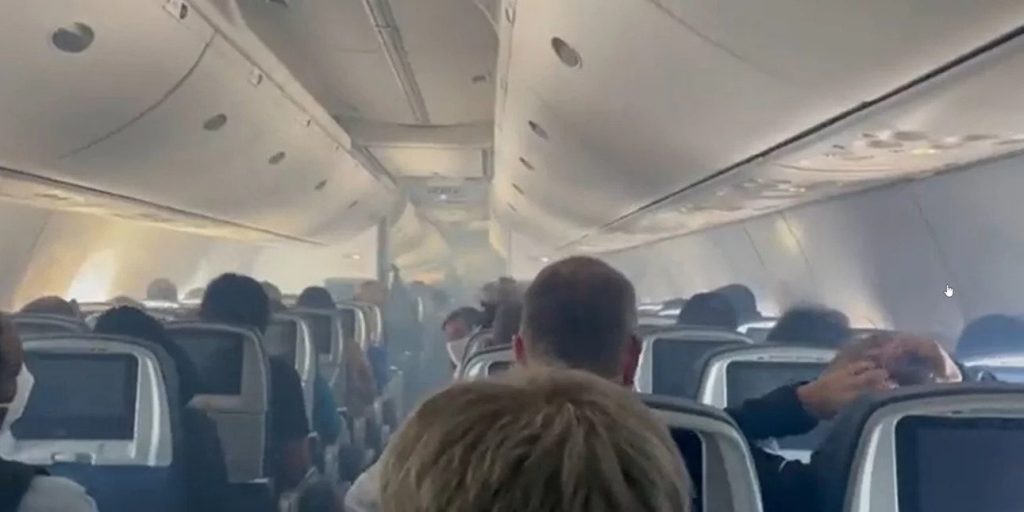 Πανικός σε πτήση προς Λος Άντζελες: Η καμπίνα του αεροπλάνου γέμισε καπνούς – Επιβάτες έβαλαν τα κλάματα (βίντεο)