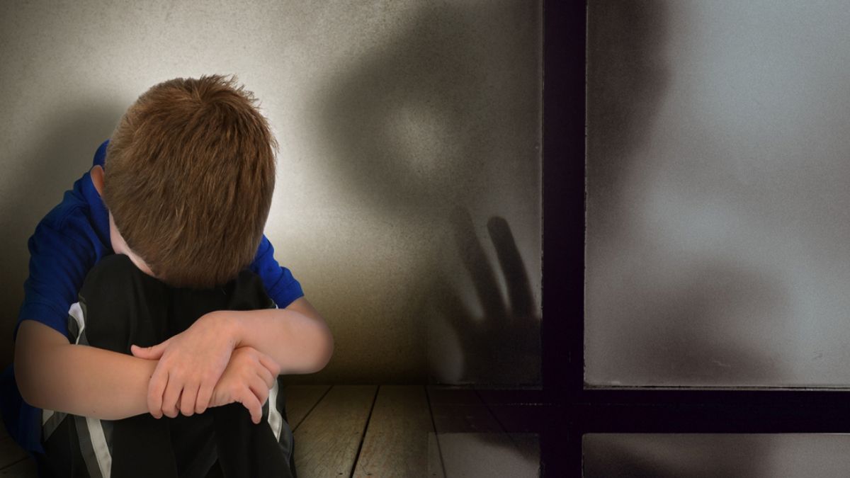 Πετράλωνα: Ο γιος έβλεπε και άλλα παιδιά να βιάζονται στα «πάρτι» που διοργάνωνε ο πατέρας