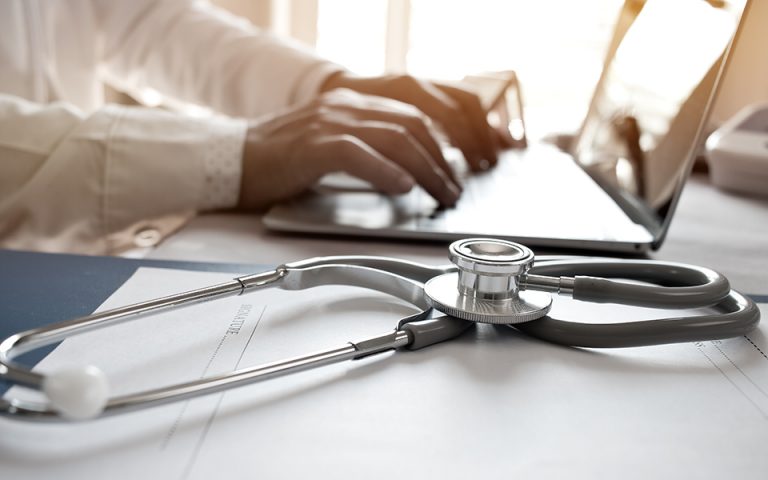 Γιατρός συνελήφθη για χορήγηση σκευασμάτων ντόπινγκ σε αθλητές – Ο διεθνής Έλληνας μπασκετμπολίστας που εμπλέκεται