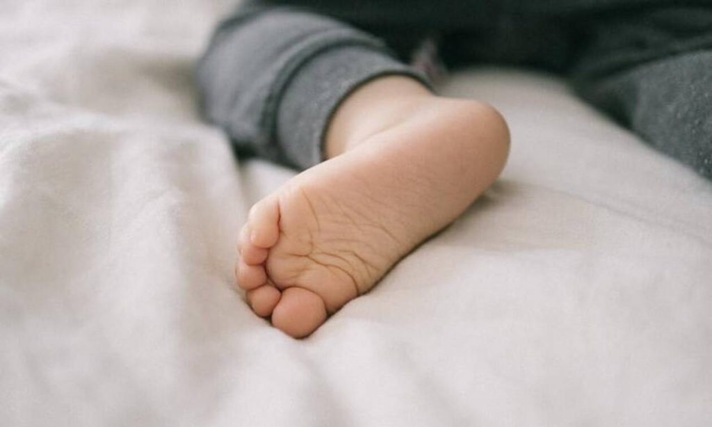 Σοκαριστικό δυστύχημα στη Γλυφάδα: Αγοράκι 18 μηνών έπεσε από τον 4ο όροφο & σκοτώθηκε