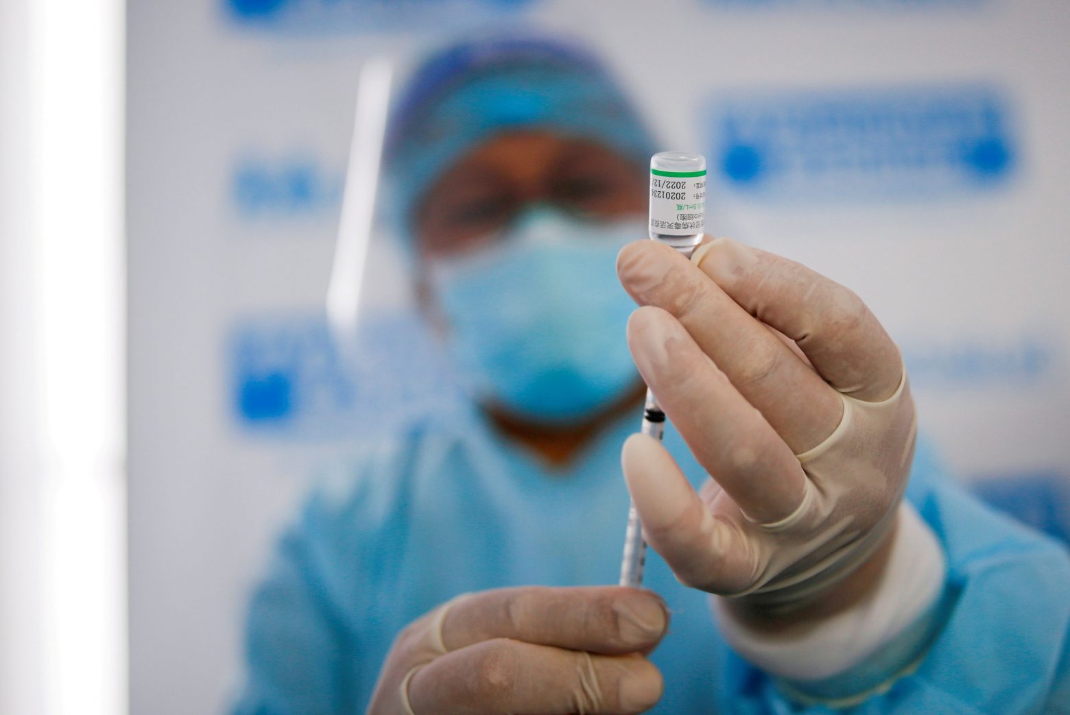 Pfizer και BioNTech ξεκίνησαν δοκιμές για κοινό εμβόλιο γρίπης και κορωνοϊού