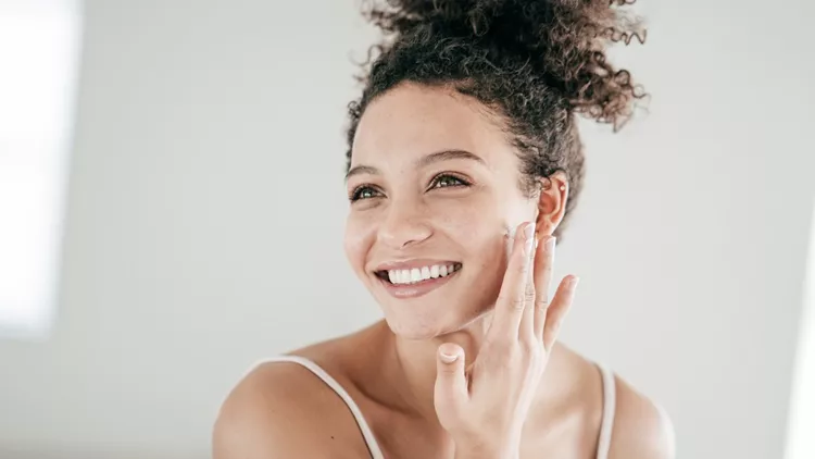 Μπορείς να χρησιμοποιήσεις ρετινόλη και βιταμίνη C μαζί; – Τι πρέπει να γνωρίζεις