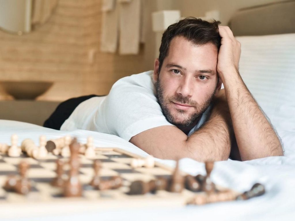 Aντίνοος Αλμπάνης: Ποζάρει γυμνός στο ντουζ κρατώντας μόνο μια πετσέτα και «ρίχνει» το Instagram