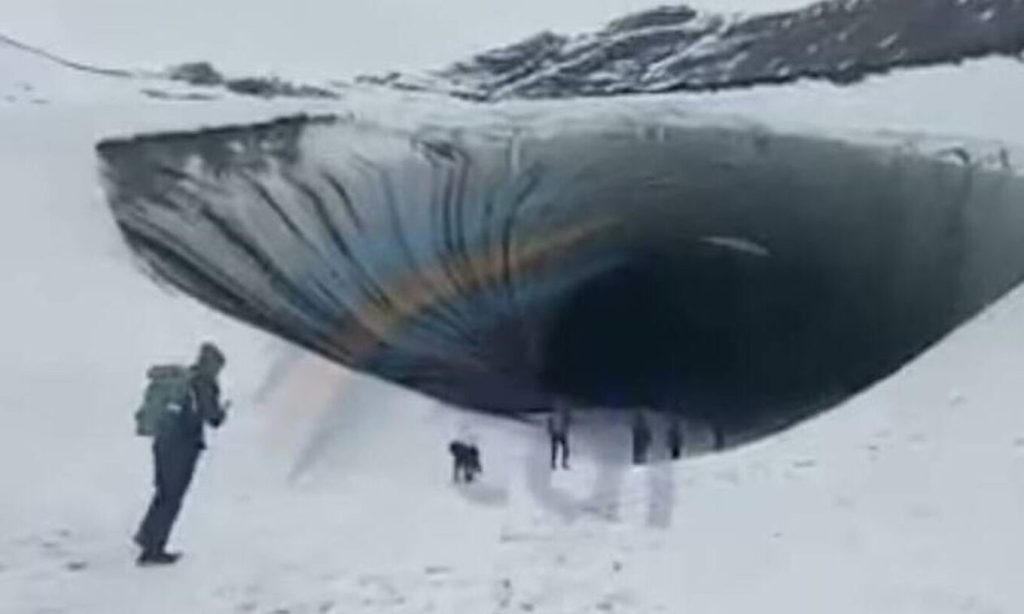 Αργεντινή: Η στιγμή που κομμάτι πάγου καταπλακώνει και σκοτώνει τουρίστα σε σπήλαιο (βίντεο)