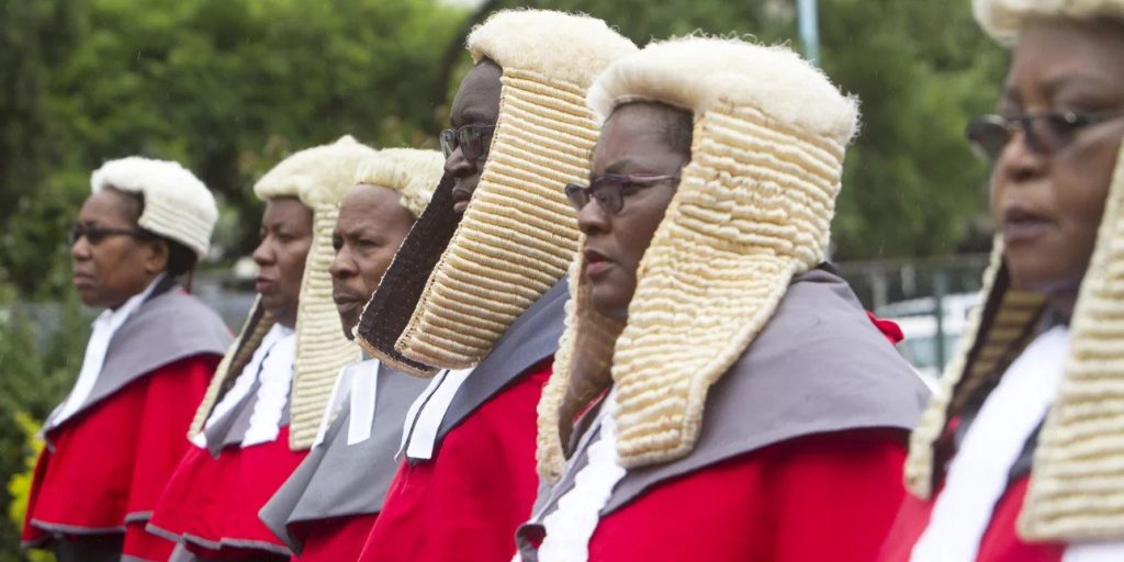 Ζιμπάμπουε: «Χαμός» με τις περίφημες ξανθές περούκες των δικαστών από τρίχες αλόγου