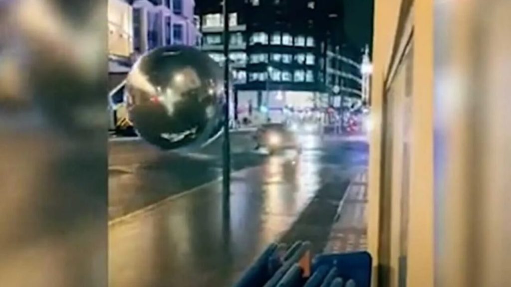 Πρωτοφανές περιστατικό στο Λονδίνο: Γιγάντιες ασημένιες μπάλες κυλούν… εκτός ελέγχου σε δρόμο (βίντεο)