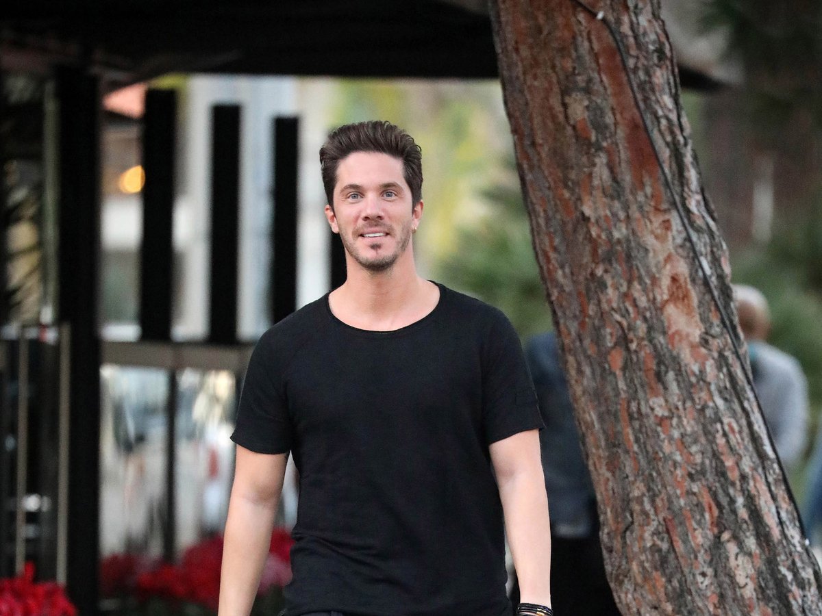 Την εικόνα της Παναγίας της Παρηγορήτριας σήκωσε σε λιτανεία στον Βύρωνα ο Νίκος Οικονομόπουλος (φώτο)