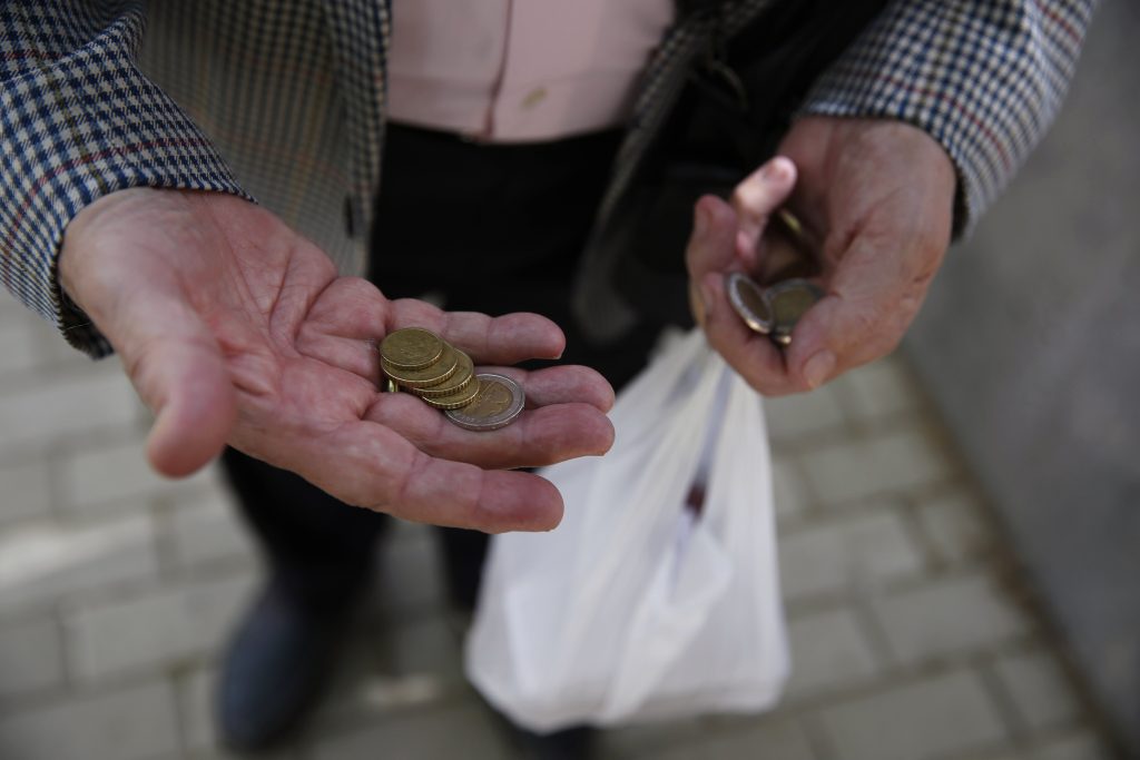 «Πεινάνε» οι Έλληνες συνταξιούχοι – Ένας στους δύο λαμβάνει μηνιαίες αποδοχές κάτω από 660 ευρώ!