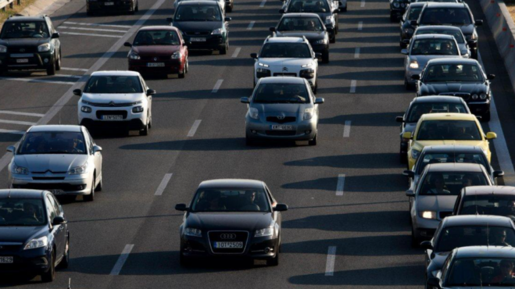 Κίνηση στους δρόμους: Τροχαίο στην Αττική Οδό στο ρεύμα προς Ελευσίνα στο ύψος του κόμβου Κηφισίας