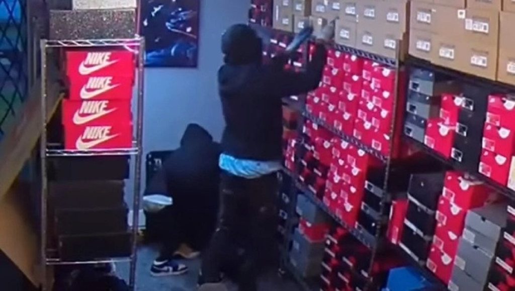 Το απόλυτο κόλπο: Καταστηματάρχης βρήκε τρομερό τρόπο για να «πακετώνει» τους κλέφτες (βίντεο)