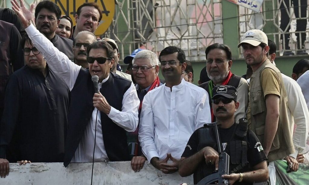 Πακιστάν: Ο Ίμραν Χαν αναρρώνει στο νοσοκομείο μετά την απόπειρα δολοφονίας του