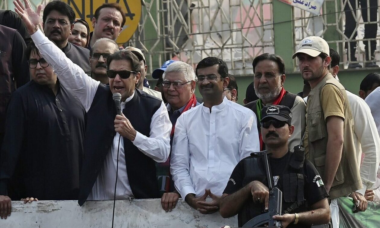 Πακιστάν: Ο Ίμραν Χαν αναρρώνει στο νοσοκομείο μετά την απόπειρα δολοφονίας του