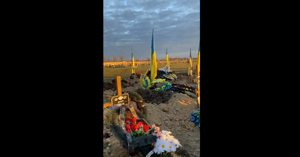 Βίντεο-σοκ με ουκρανικούς τάφους σε περιοχή που ανακατέλαβαν οι Ρώσοι (βίντεο)