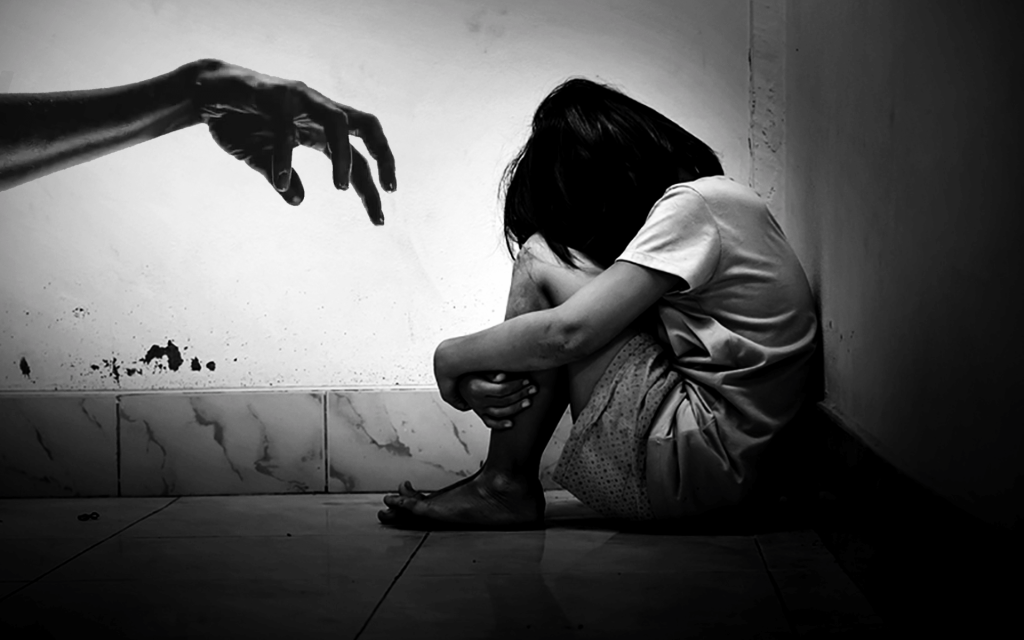 Πετράλωνα – Ανατριχιάζουν οι καταθέσεις των παιδιών: «Με βίαζε στο δωμάτιο που κοιμόταν και η μαμά μου»