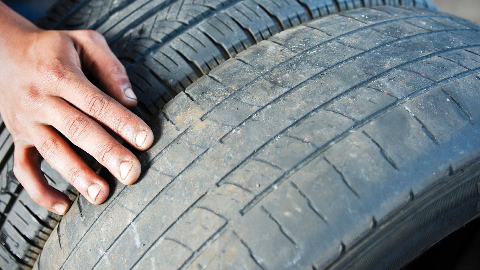 Φθαρμένα ελαστικά στην οδήγηση: Πόσο κινδυνεύτε και ποιο είναι το πρόστιμο