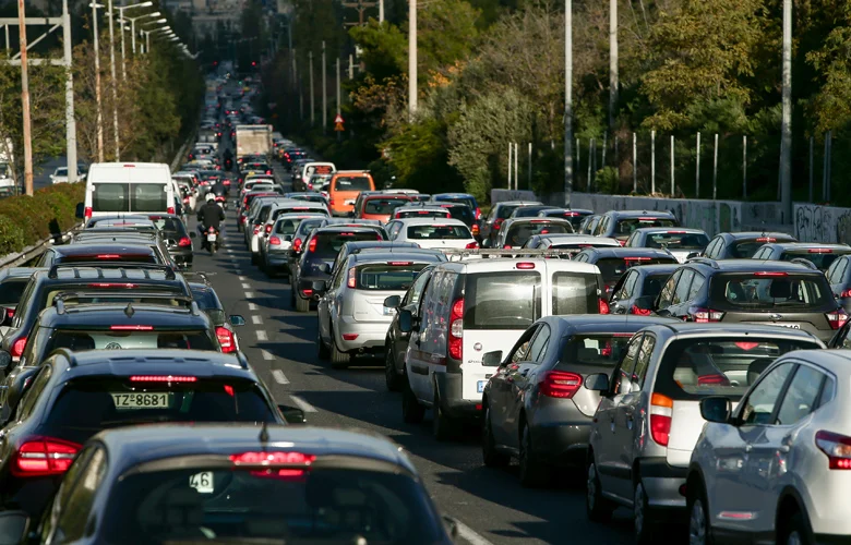 Τρελή πορεία ΙΧ στην Κατεχάκη – «Καρφώθηκε» σε στάση λεωφορείου – Ένας τραυματίας