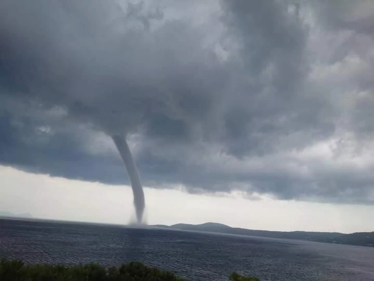 Κακοκαιρία Eva: Ξεκίνησαν οι καταιγίδες – Υδροστρόβιλος στην Ηγουμενίτσα (βίντεο)