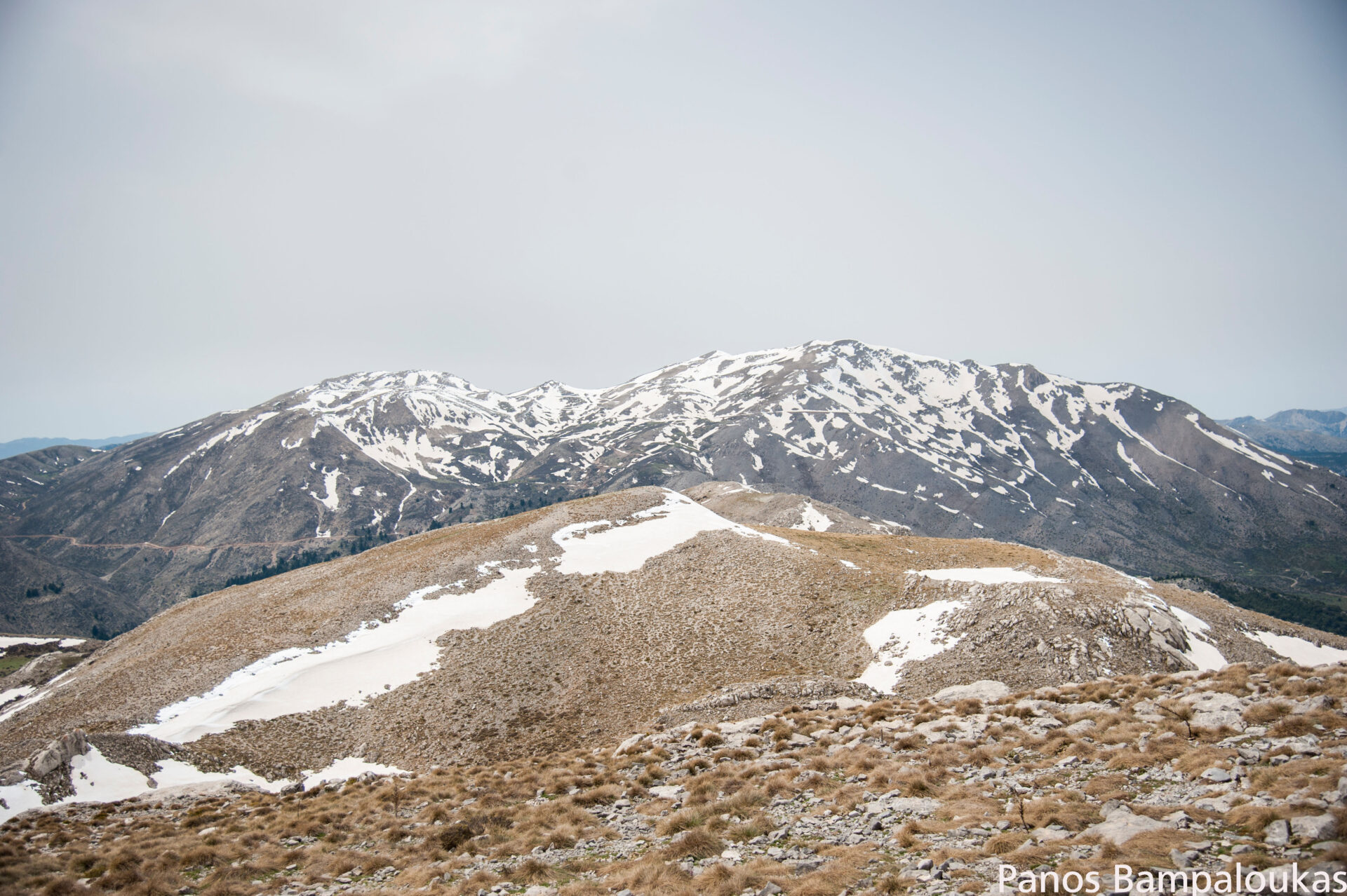 Έπεσε το πρώτο χιόνι σε κορυφή των Τρικάλων με υψόμετρο 2.204 μ. (βίντεο)