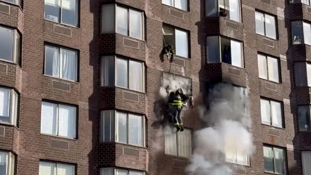 Νέα Υόρκη: Τουλάχιστον 38 τραυματίες σε πυρκαγιά από μπαταρία ηλεκτρικού πατινιού (βίντεο)