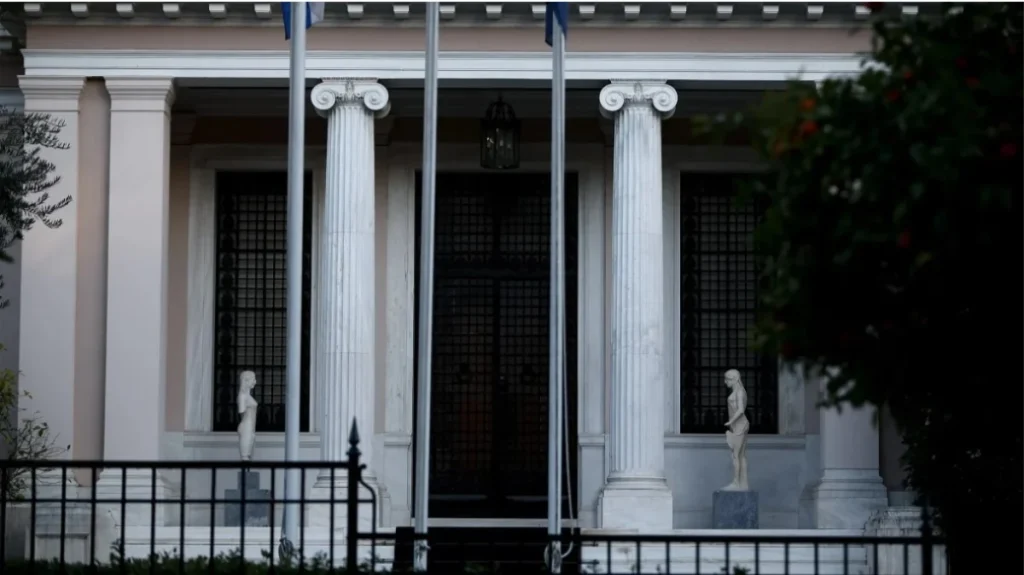 Υπουργός πήγαινε για μη εγκεκριμένη από το Μαξίμου «λαδιά» στην Λάρισα και τον μπλόκαραν