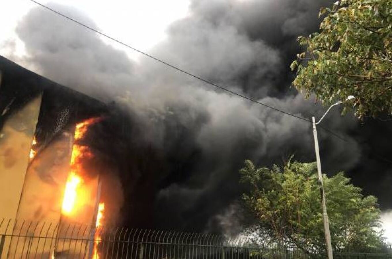 Καβάλα: Φωτιά σε αποθήκη με χαρτί – Καταστράφηκε ολοσχερώς (φωτό-βίντεο)