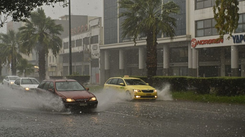 «Έφεραν τον κατακλυσμό» με το «112» για μια φθινοπωρινή βροχούλα: Τρεις δρόμοι «όλοι κι όλοι» έκλεισαν από την EVA στην Αττική
