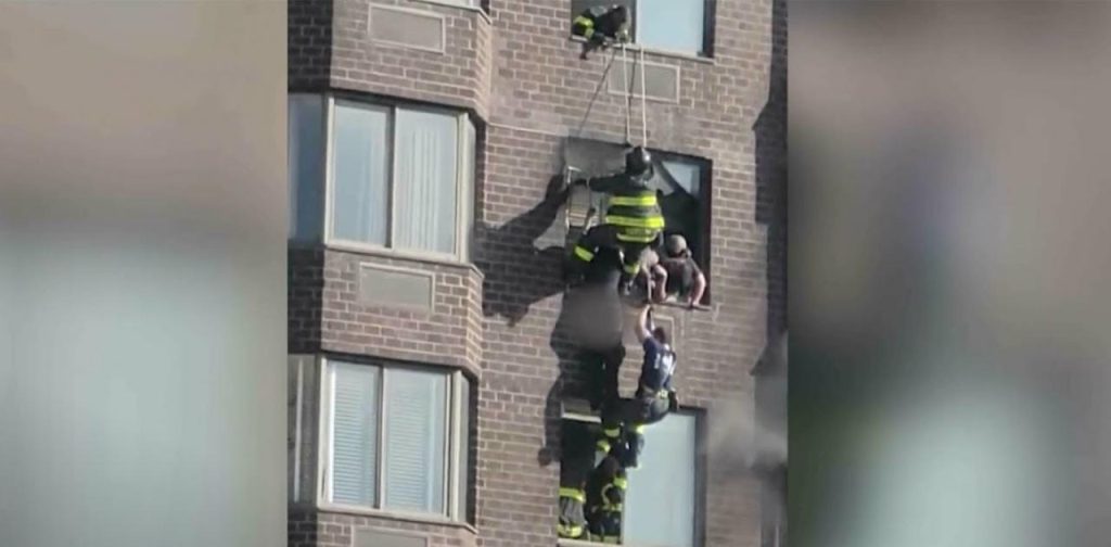 Νέα Υόρκη: Διέσωσαν γυναίκα από φλεγόμενο κτίριο 37 ορόφων (βίντεο)