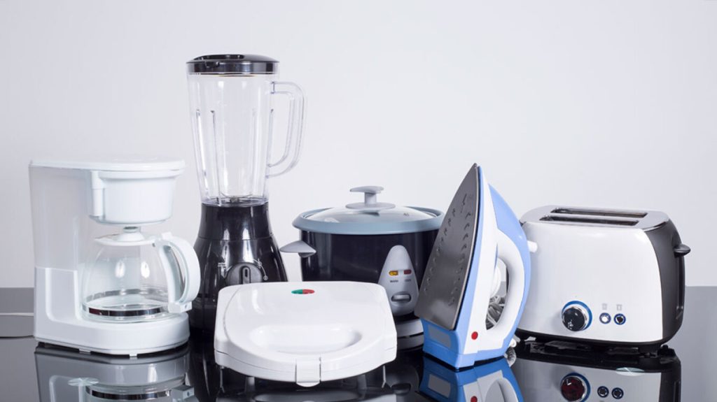 Κεφαλονιά: Συνταξιούχος επισκευάζει μικρές ηλεκτρικές συσκευές και τις χαρίζει σε όποιον τις χρειάζεται (φωτό)