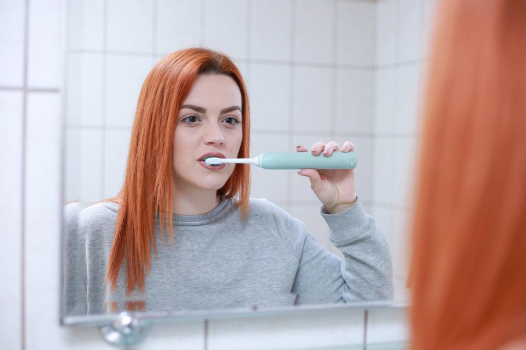 Τελικά είναι καλύτερο να βουρτσίζεις τα δόντια σου πριν το πρωινό ή μετά;