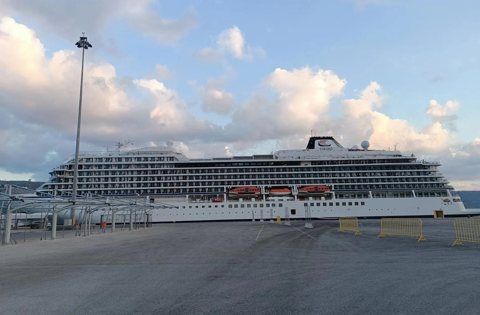 Χανιά: Το κρουαζιερόπλοιο «Viking Venus» έδεσε εκτάκτως στο λιμάνι της Σούδας λόγω της κακοκαιρίας «Εva»