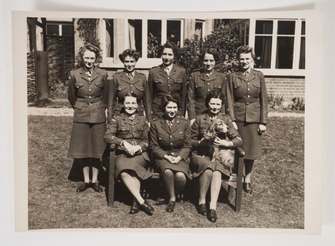 Στο «σφυρί» σπάνιες φωτογραφίες της βασίλισσας Ελισάβετ Β’ που εργαζόταν ως μηχανικός στον Β’ Παγκόσμιο Πόλεμο