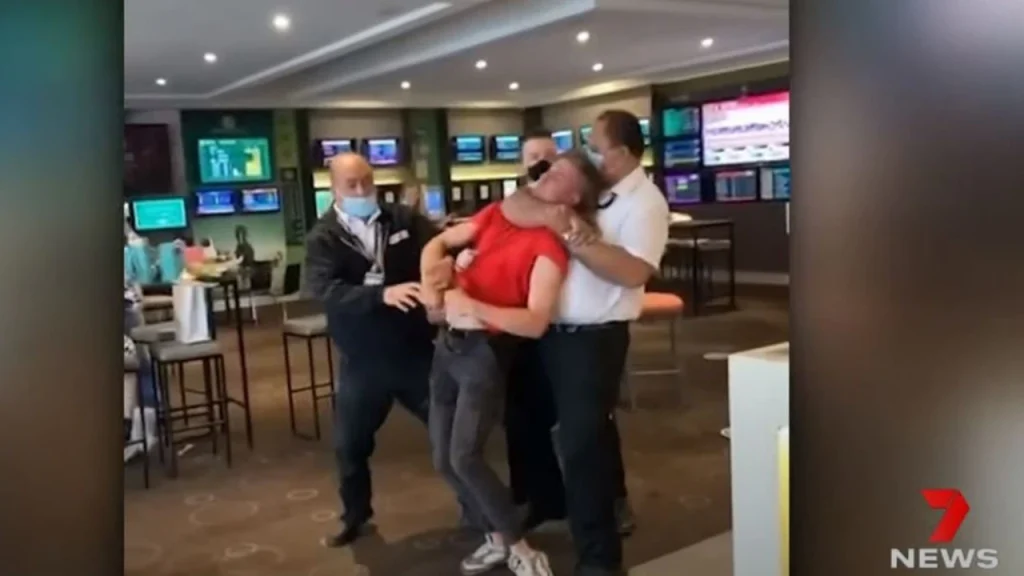 Τα εγκλήματα της πανδημίας: Σεκιουριτάς στη Μελβούρνη πνίγει έφηβο και τον πετάει έξω επειδή δεν φορούσε μάσκα