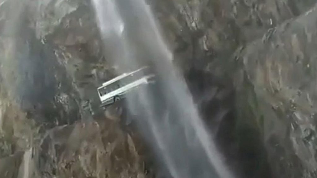 «Μονοπάτι του τρόμου»: Λεωφορείο «ακροβατεί» σε έναν από τους πιο επικίνδυνους δρόμους του κόσμου (βίντεο)