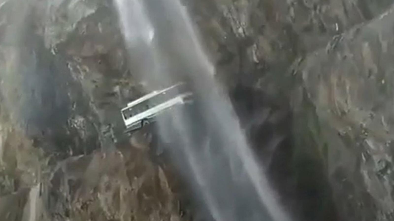 «Μονοπάτι του τρόμου»: Λεωφορείο «ακροβατεί» σε έναν από τους πιο επικίνδυνους δρόμους του κόσμου (βίντεο)