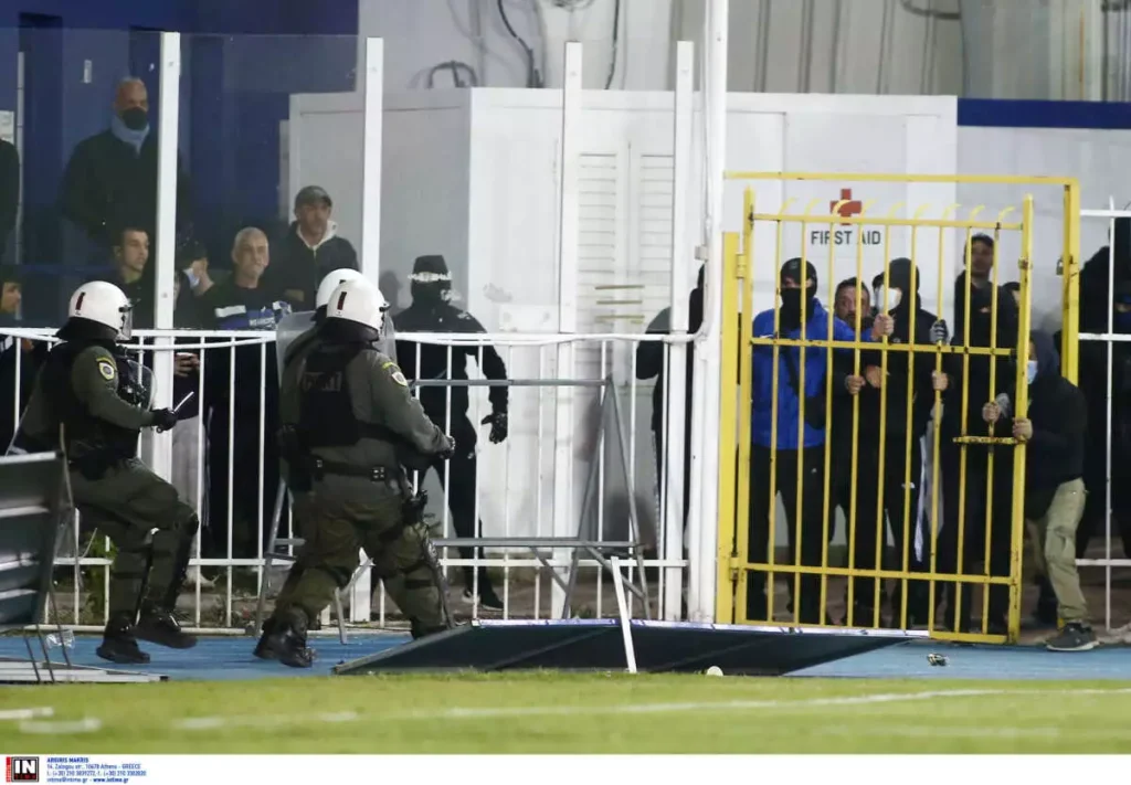 ΕΔΕ από την ΕΛ.ΑΣ. για αστυνομικούς των ΜΑΤ που επιτέθηκαν σε φιλάθλους του Άρη στο Περιστέρι